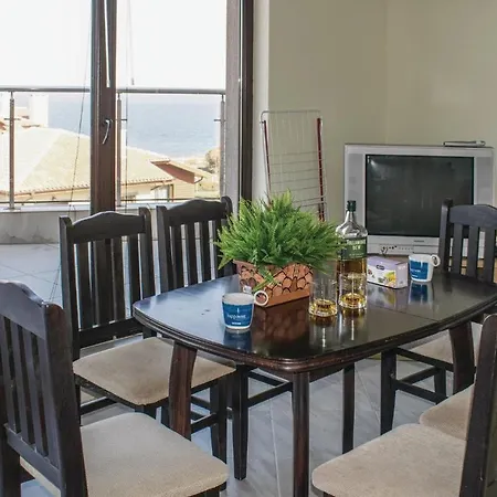 Two-bedroom In Sinemorets דירה